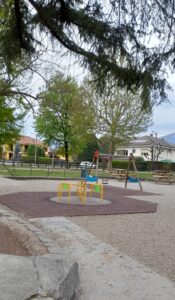 nell'immagine c'è l'area ricreativa all'aperto della scuola primaria di cavour