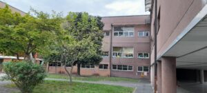 l'immagine è una foto della scuola primaria di cavour