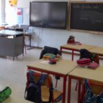 l'immagine è una fotografia di un'aula della scuola primaria di cavour con lavagna nera e lavagna interattiva