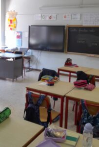 l'immagine è una fotografia di un'aula della scuola primaria di cavour con lavagna nera e lavagna interattiva