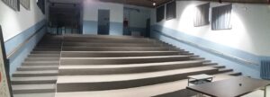 aula magna con gradinata della scuola secondaria di primo grado di villafranca