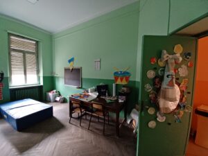 aula della scuola primaria di villafranca. Le pareti sono di colore verde.