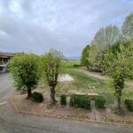 cortile della scuola primaria di villafranca con spazioso giardino verde e alberi