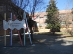 ingresso principale della scuola primaria cavour con l'insegna.