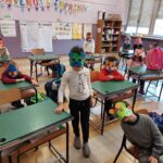 bambini in classe con maschere di carnevale in cartone