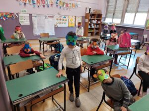 bambini in classe con maschere di carnevale in cartone