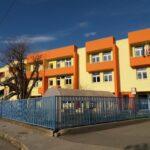 esterno della scuola secondaria di primo grado di villafranca. La scuola ha pareti gialle, con finiture arancioni
