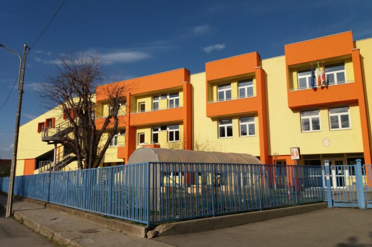 esterno della scuola secondaria di primo grado di villafranca. La scuola ha pareti gialle, con finiture arancioni
