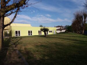 esterno della scuola secondaria di primo grado di villafranca. La scuola ha pareti gialle, con finiture arancioni