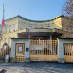 entrata della scuola primaria di villafranca. Le pareti e il cancello sono di colore giallo chiaro