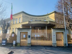 entrata della scuola primaria di villafranca. Le pareti e il cancello sono di colore giallo chiaro