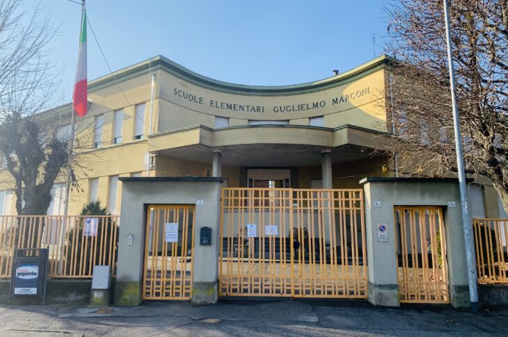 entrata della scuola primaria di villafranca. Le pareti e il cancello sono di colore giallo chiaro
