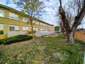 cortile della scuola primaria di villafranca con spazioso giardino verde e alberi