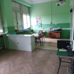 aula della scuola primaria di villafranca. Le pareti sono di colore verde.