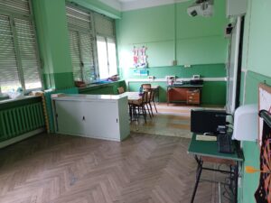 aula della scuola primaria di villafranca. Le pareti sono di colore verde.